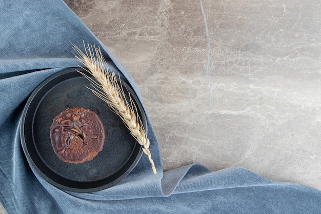 Deliziosa torta al cioccolato sulla banda nera