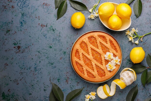 Deliziosa torta al limone con limoni freschi, vista dall'alto