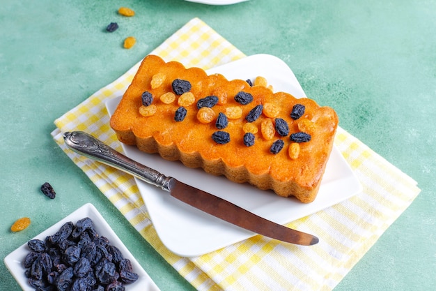 Deliziosa torta all'uvetta con uvetta.