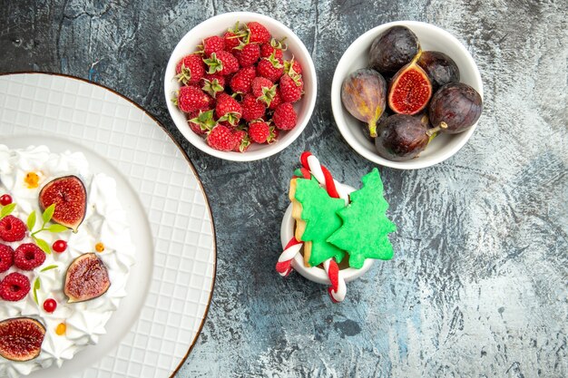 Deliziosa torta alla crema vista dall'alto con frutti diversi