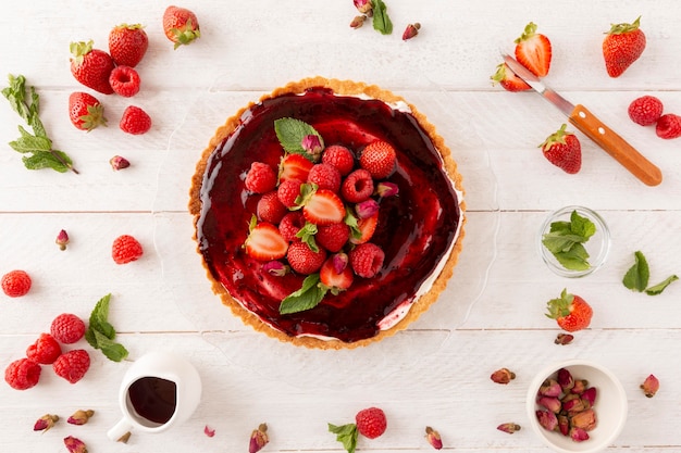 Deliziosa torta con composizione di frutti di bosco