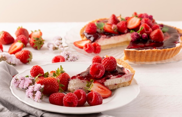 Deliziosa torta con composizione di frutti di bosco