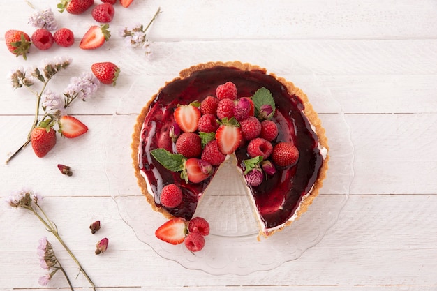 Deliziosa torta con composizione di frutti di bosco