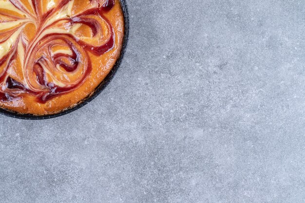 Deliziosa torta con frutti di bosco su superficie di marmo