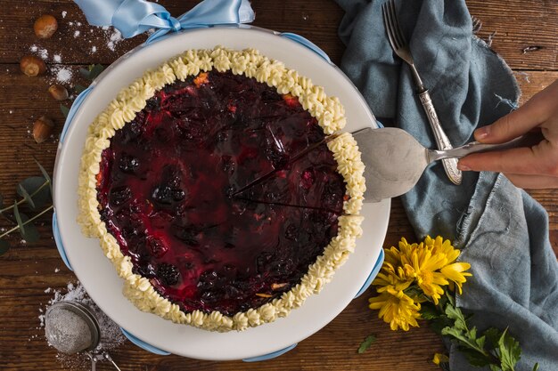 Deliziosa torta con frutti di bosco