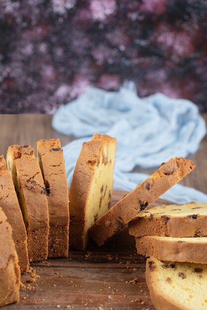 Deliziosa torta con più ingredienti su un tagliere di legno