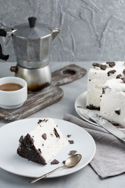 Deliziosa torta con una tazza di caffè