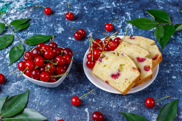 Deliziosa torta di ciliegie con ciliegie fresche, vista dall'alto