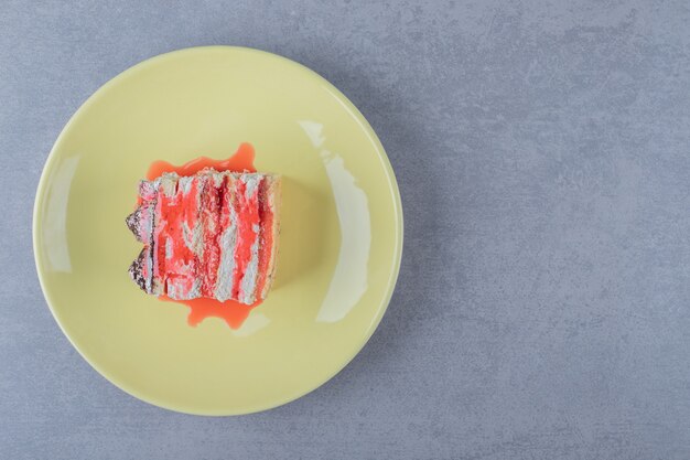 Deliziosa torta di fragole fatta in casa sulla zolla gialla