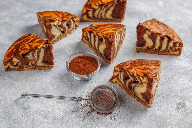 Deliziosa torta di marmo zebra fatta in casa.