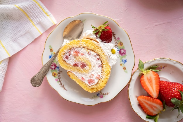 Deliziosa torta e fragole vista dall'alto