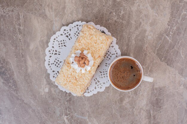 Deliziosa torta e tazza di caffè sulla superficie di marmo.