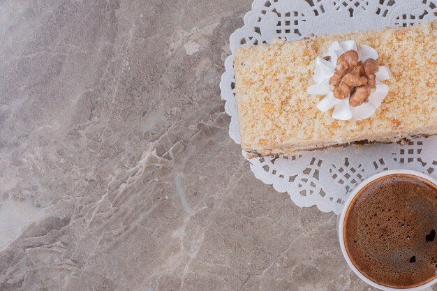 Deliziosa torta e tazza di caffè sulla superficie in marmo.