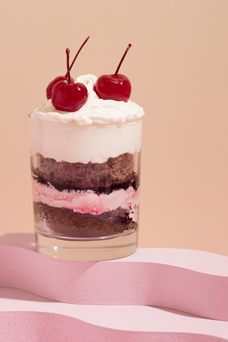 Foto gratuito deliziosa torta in una composizione di vetro