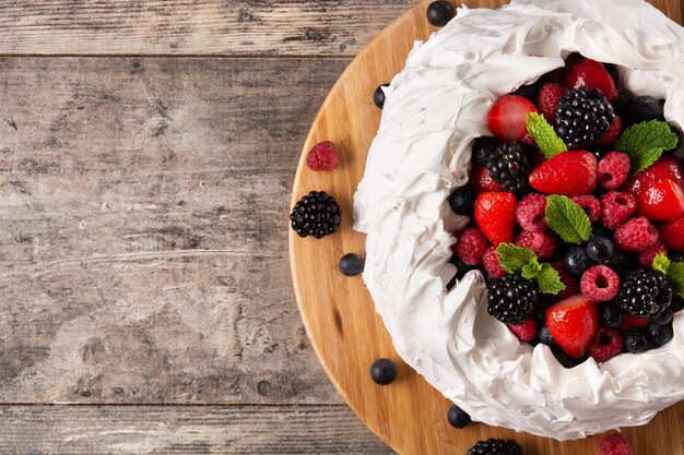 Deliziosa torta Pavlova con meringa e frutti di bosco freschi