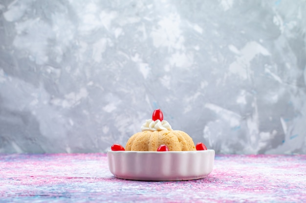 deliziosa torta semplice con panna e arachidi fresche su brillante, torta biscotto dolce alle noci