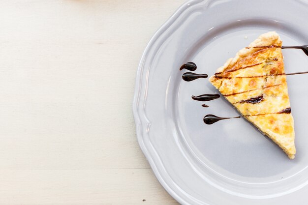 Deliziosa torta servita sul piatto bianco