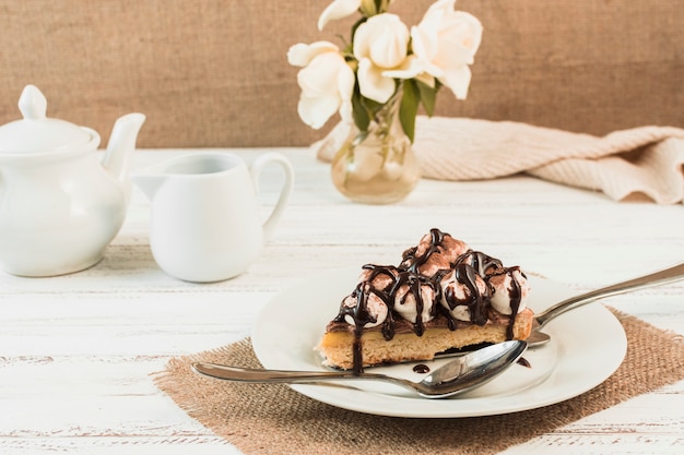 Deliziosa torta sul piatto