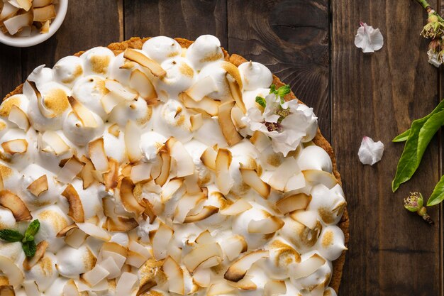 Deliziosa torta sul tavolo di legno laici piatta