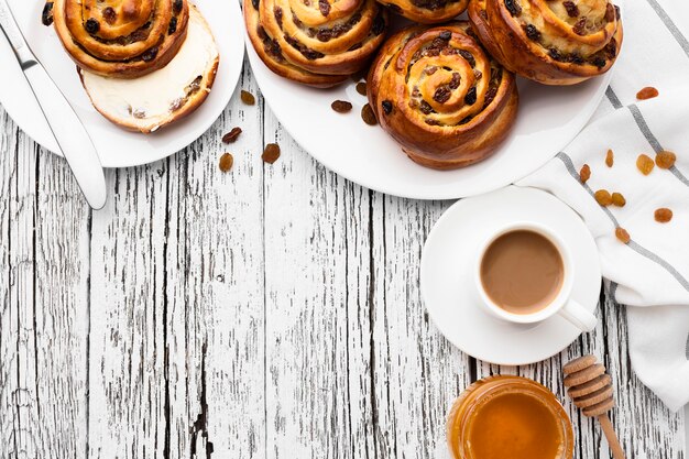 Deliziosa uvetta alla cannella rotoli sulla tavola di legno