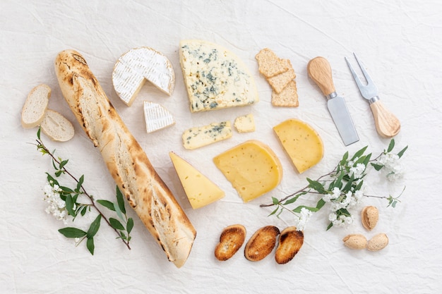 Deliziosa varietà di snack su un tavolo