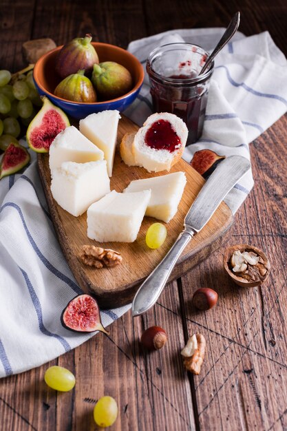 Deliziosa varietà di snack su un tavolo