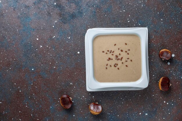 Deliziosa zuppa cremosa di castagne.