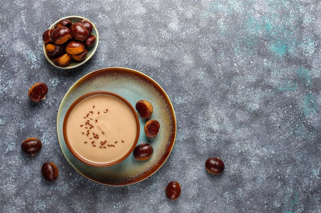 Deliziosa zuppa cremosa di castagne.