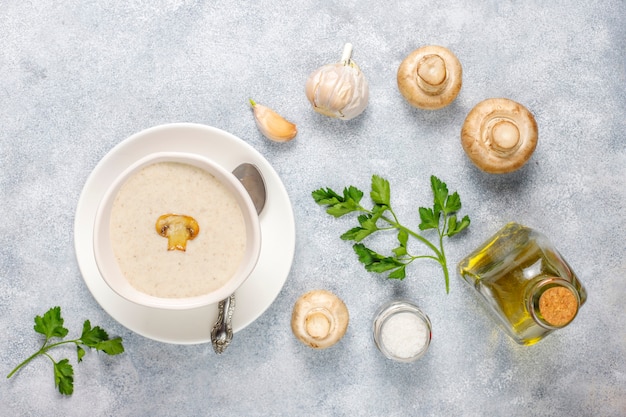 Deliziosa zuppa di crema di funghi fatta in casa, vista dall'alto