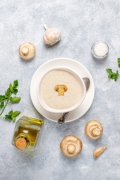 Deliziosa zuppa di crema di funghi fatta in casa, vista dall'alto