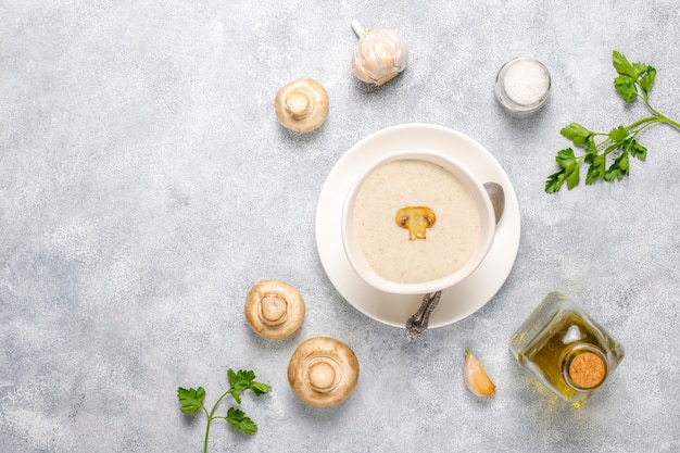 Deliziosa zuppa di crema di funghi fatta in casa, vista dall'alto