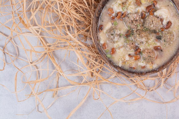 Deliziosa zuppa di funghi in una ciotola di legno