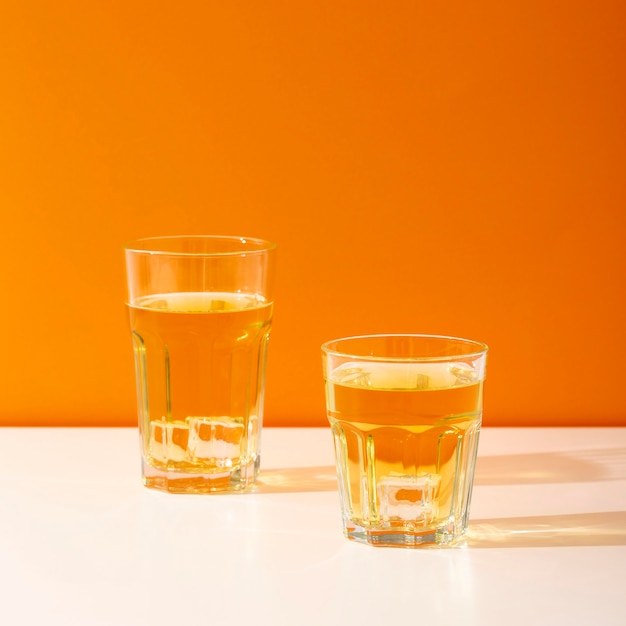 Deliziose bevande in bicchieri trasparenti