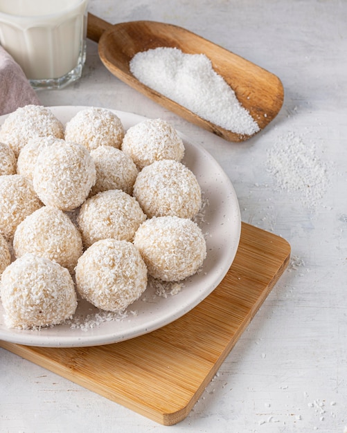 Deliziose caramelle al cocco ad alto angolo