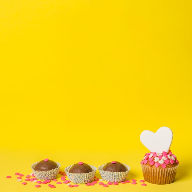 Deliziose caramelle dolci e torta con cuore decorativo