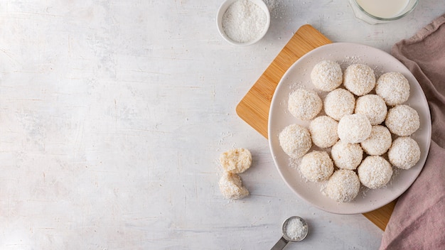 Deliziose caramelle sul piatto con copia-spazio