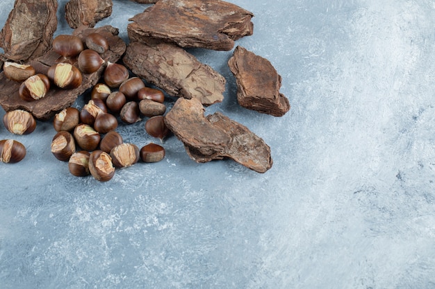 Deliziose castagne sane su una corteccia di albero.