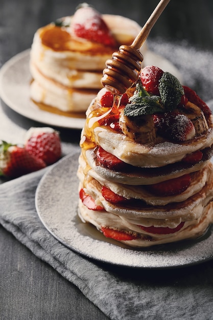 Deliziose frittelle con fragole e miele