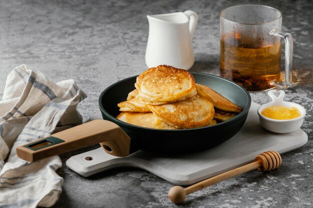 Deliziose frittelle in disposizione padella