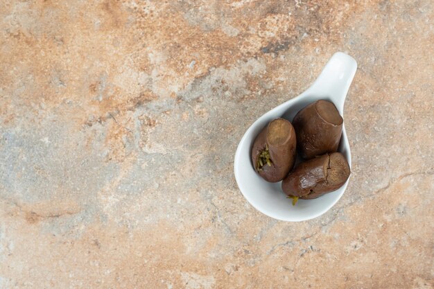 Deliziose melanzane sottaceto in tazza bianca