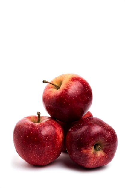Deliziose mele rosse isolate sul tavolo bianco.