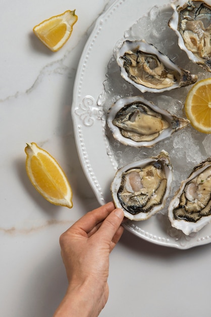 Deliziose ostriche pronte da mangiare ancora in vita