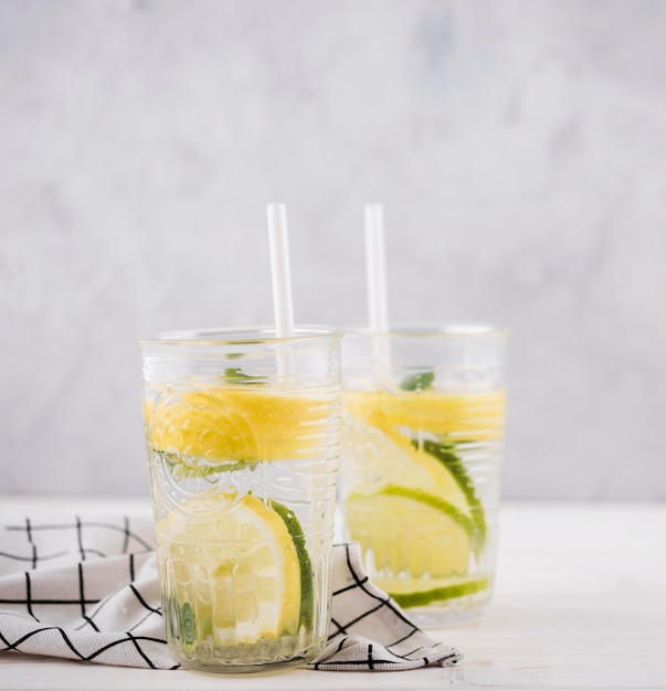 Deliziosi bicchieri di limonata fatti in casa