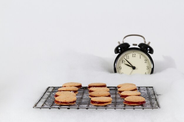 Deliziosi biscotti accanto a un orologio
