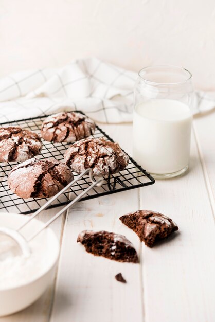 Deliziosi biscotti al cioccolato fatti in casa con latte