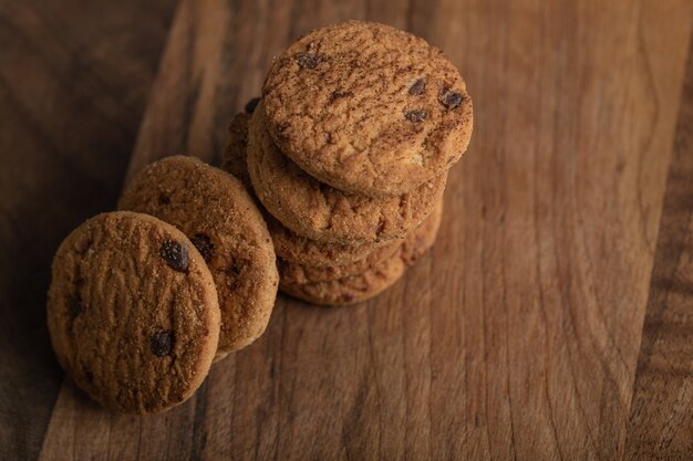 Deliziosi biscotti al cioccolato su una tavola di legno.