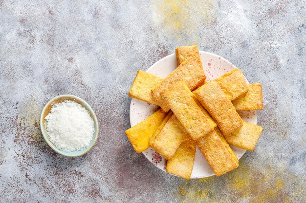 Deliziosi biscotti al cocco fatti in casa.