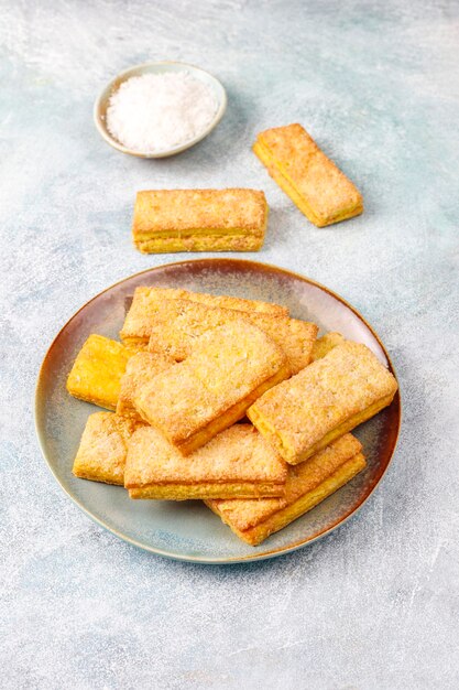 Deliziosi biscotti al cocco fatti in casa.