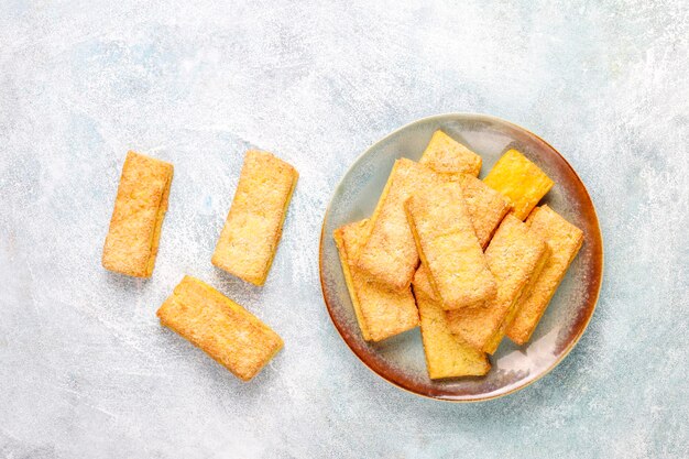 Deliziosi biscotti al cocco fatti in casa.