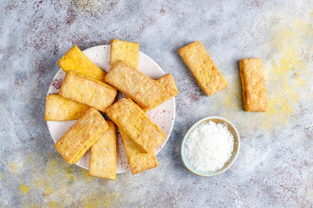 Deliziosi biscotti al cocco fatti in casa.